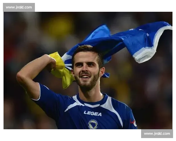 比利亚雷亚尔官宣 1600 万欧签 21 岁中场新星，莫莱罗加盟至 2030 年